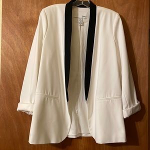 Gorgeous Bar III Women’s Tuxedo jacket w/ black trim fully lined. USA! (OLCC-AF)